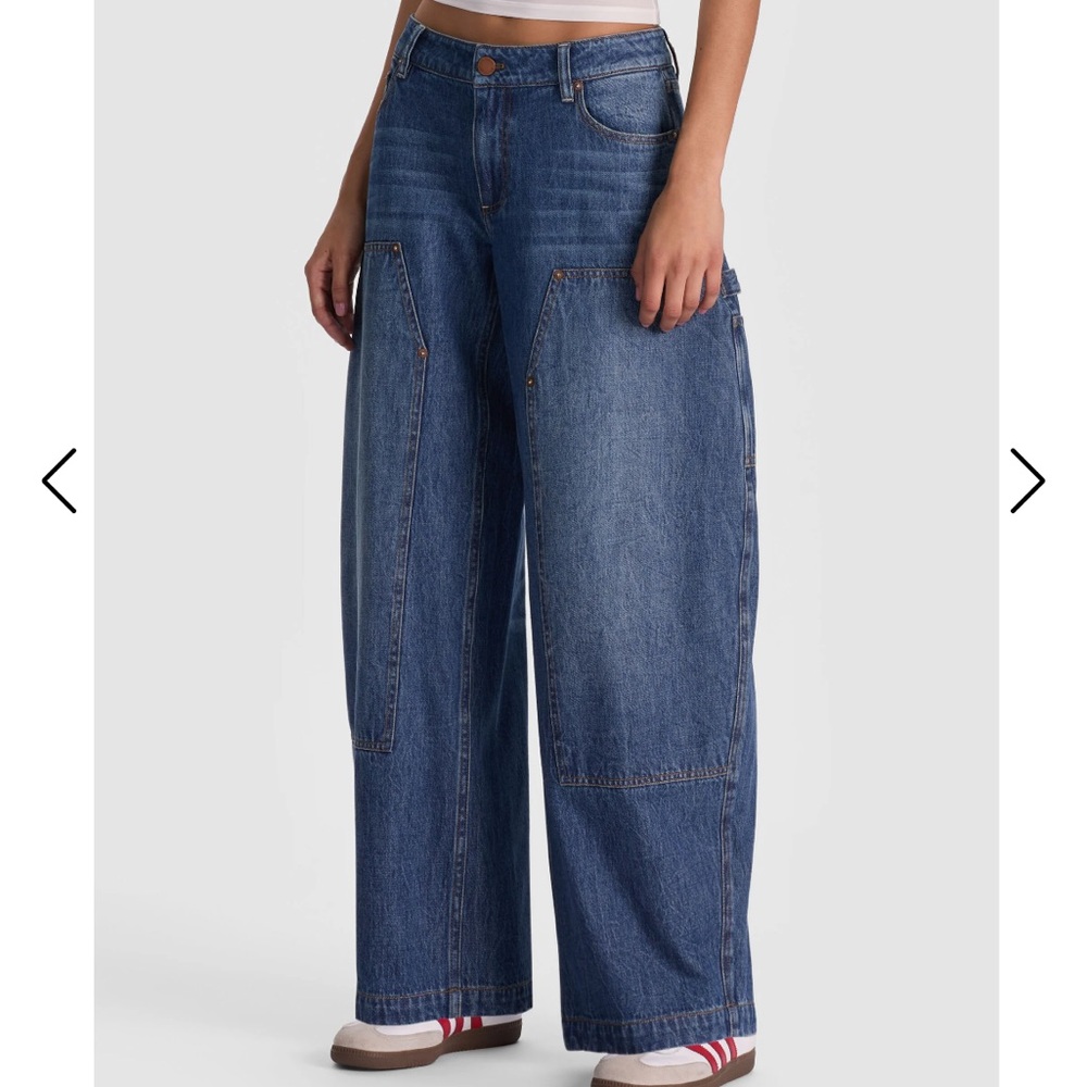 Alice + Olivia Barrel Jeans. 26